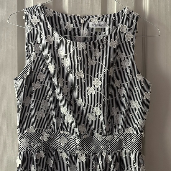 CALVIN KLEIN FLORAL EMBROIDERED GREY AND WHITE DRESS - Picture 1 of 6